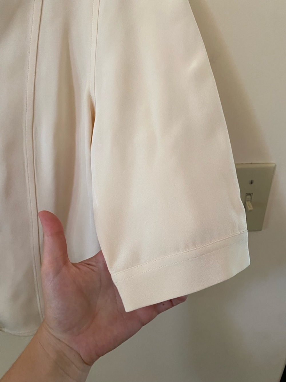 Classiques Entier Cream 100% Silk Short Sleeve Button Up Blouse Size Medium - Picture 7 of 9